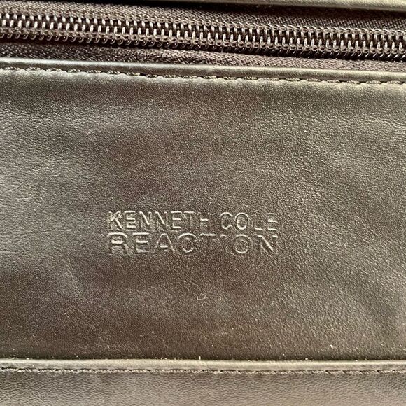 BLACK LEATHER TOILETRY CASE BY KENNETH COLE - Picture 2 of 5